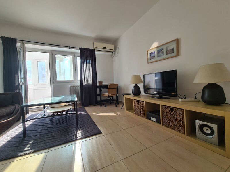 Eroilor, 8 minuie metrou, garsoniera, boiler, DB1703.