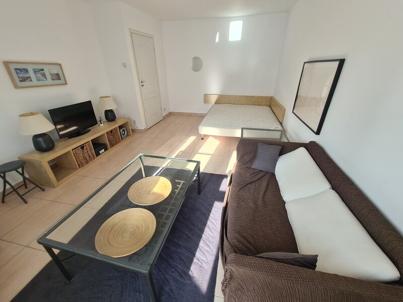 Eroilor, 8 minuie metrou, garsoniera, boiler, DB1703.